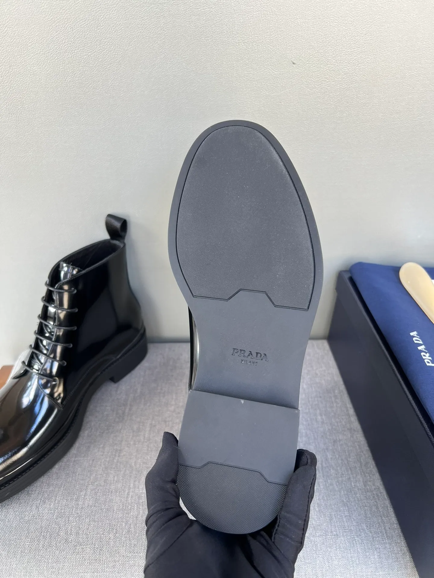 Batch of 1000💰Exclusive hot-selling new Prada Chelsea thick-soled men's shoes, naked boots, imported calf leather on the surface, cow leather on the lining, the outsole is made of private model TPU material, the frosted effect is consistent with the original version, 39-44 in stock (38, 45 custom-made, non-refundable)